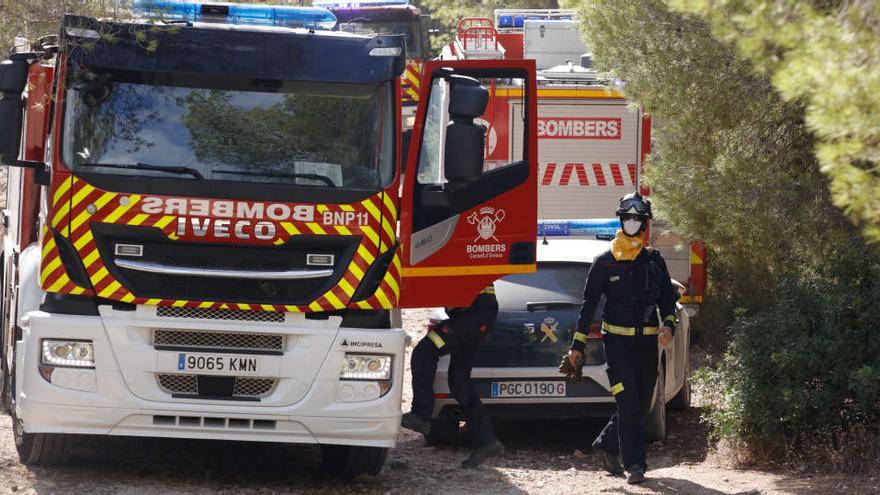 Efectivos de los bomberos de Ibiza, ayer en el incendio en sa Talaia de Sant Antoni.