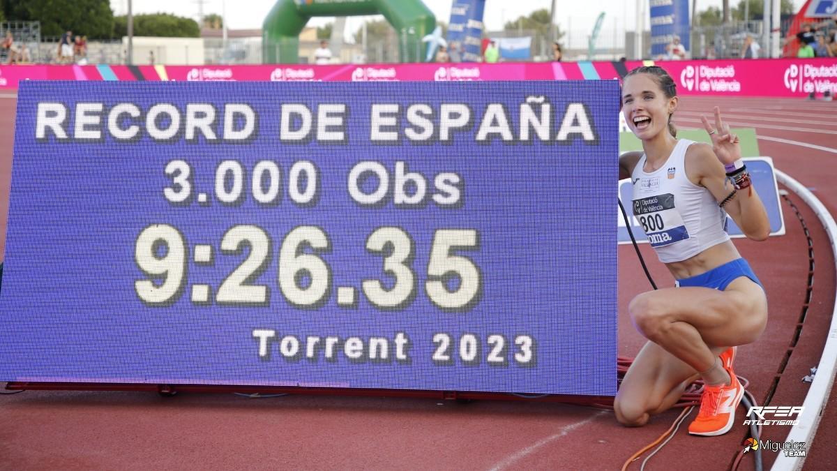 Marta Serrano posa con su récord