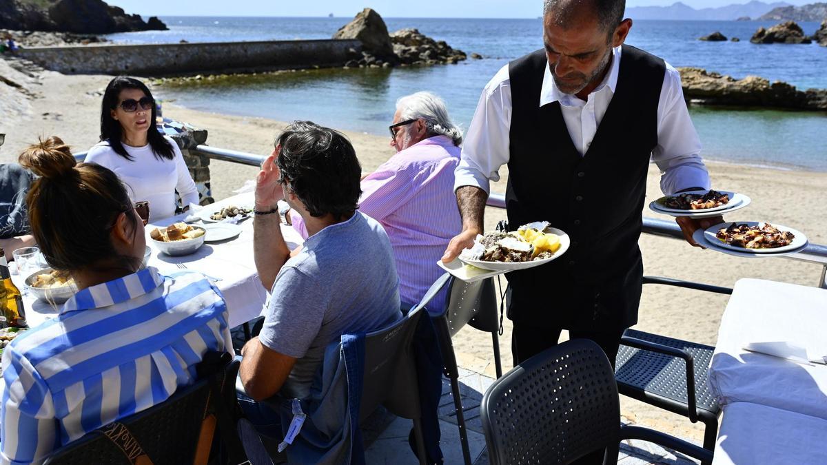 Unos comensales en un restaurante de Cala Cortina.