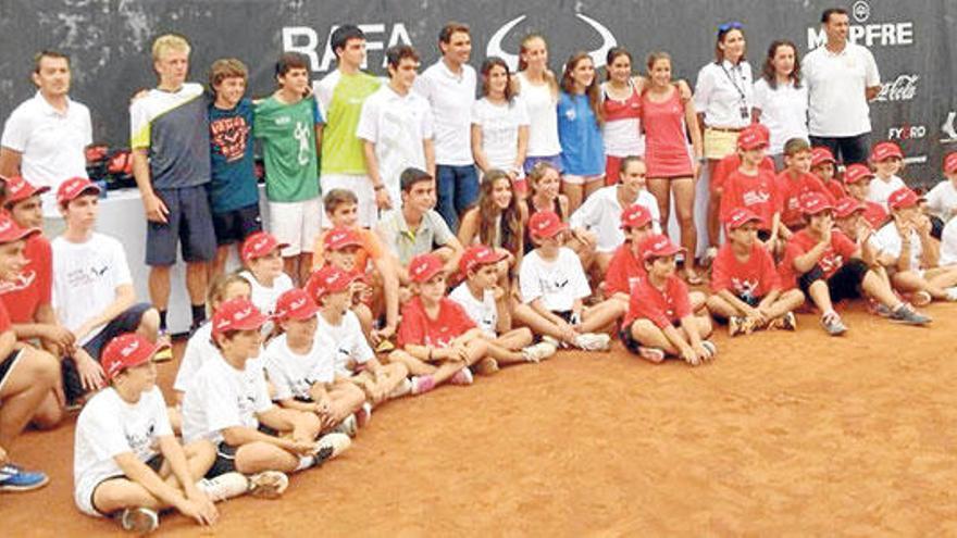 Rafel Nadal posa junto a los ganadores y recogepelotas del torneo.