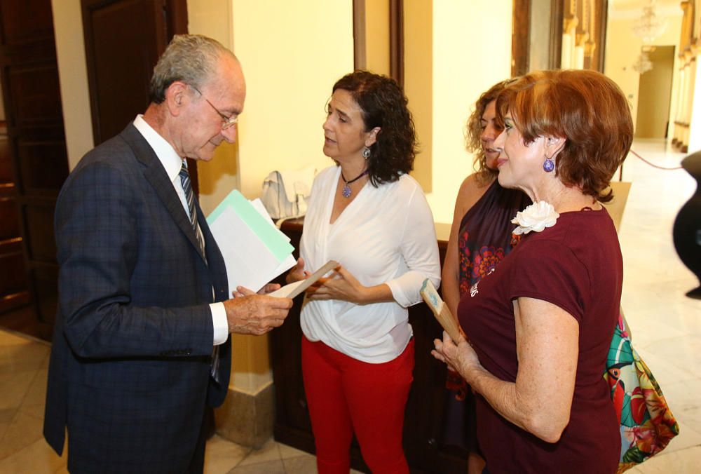 La plataforma tenía previsto hacer un encierro en el Ayuntamiento para exigir al Estado más presupuestos para luchar contra la violencia de género. Antes, han leído un comunicado en la puerta del cons