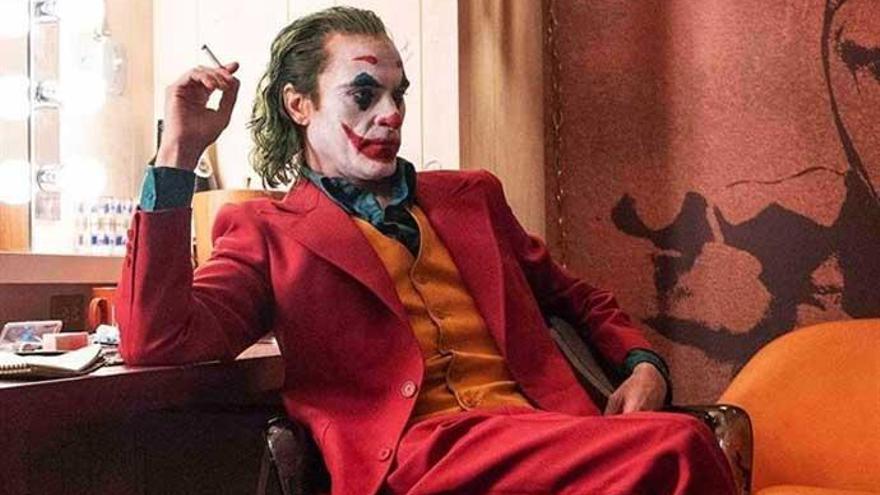 Joaquin Phoenix, encarnando al Joker.