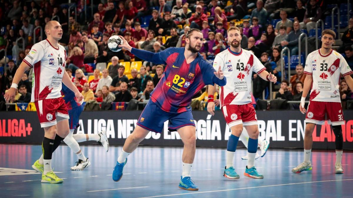 El Barça arrolla al BM Logroño y es más líder