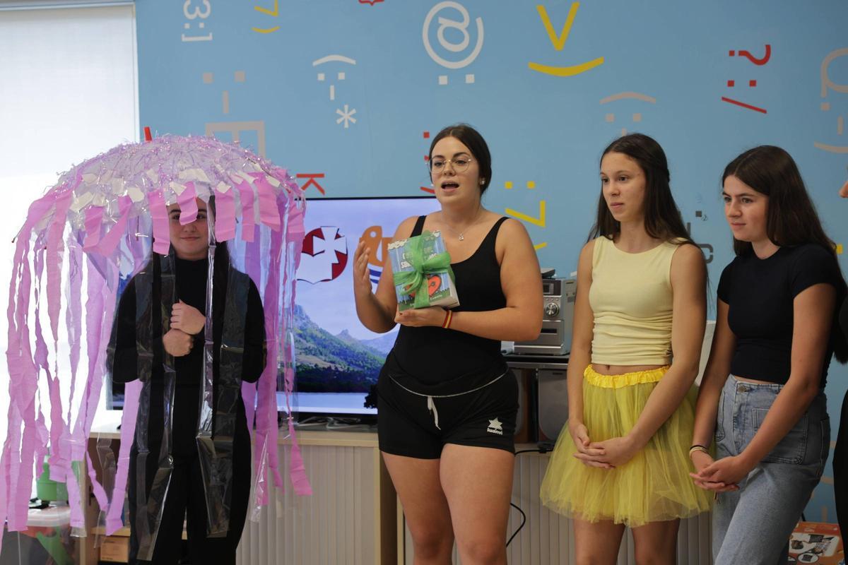 Alumnos del colegio Sant Josep Obrer representan un cuentro a los niños hospitalizados de Son Llàtzer