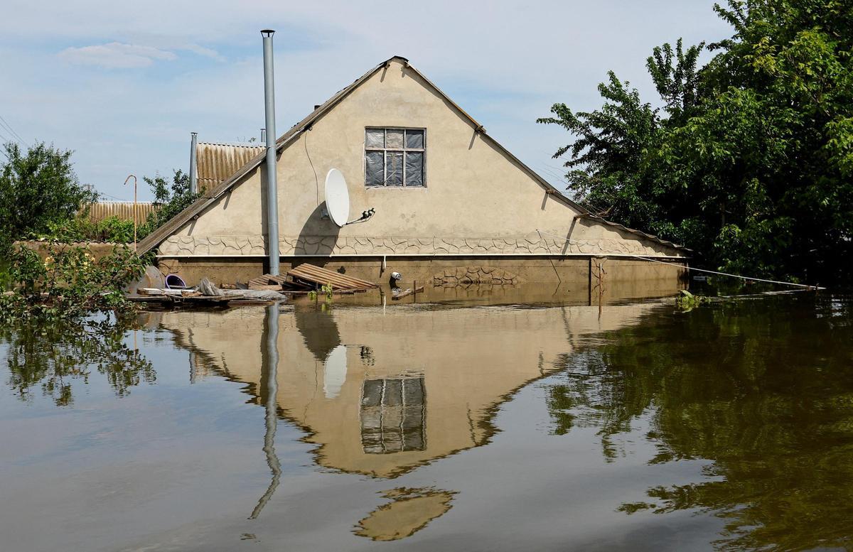 Una casa sumergida en el agua tras el colapso de la presa de Nova Kakhovka en el curso del conflicto entre Rusia y Ucrania.