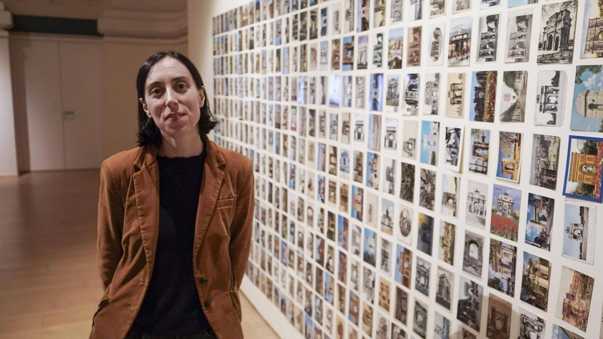 Claudia Elies, amb la peça "Còpies", de l'artista manresà Oriol Vilanova