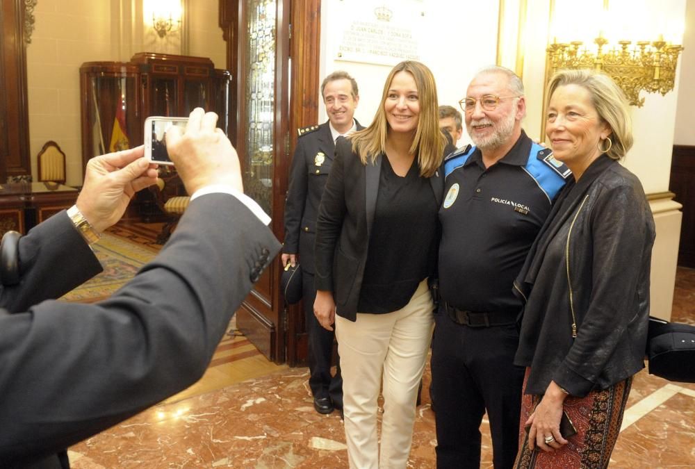 26 agentes reciben la medalla de permanencia por sus 30 años de servicio, funcionarios del cuerpo jubilados durante el 2016 fueron condecorados y otros 6, medalla a la trayectoria profesional ejemplar