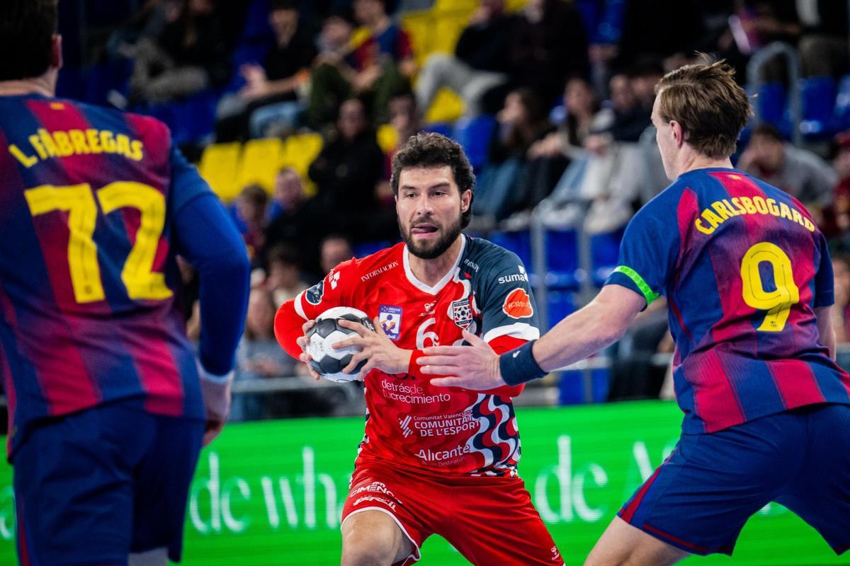 El central Borja Méndez busca una opción de tiro frente al Barça en el Palau Blaugrana.
