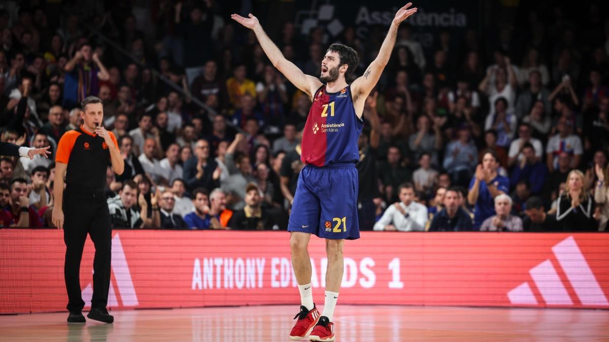 Álex Abrines pidiendo el apoyo del Palau en el último clásico de Euroliga