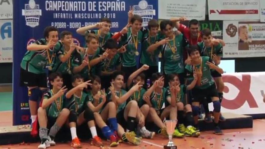 Los jugadores del Salesianos Elche celebra el título con sus medallas colgadas del cuello