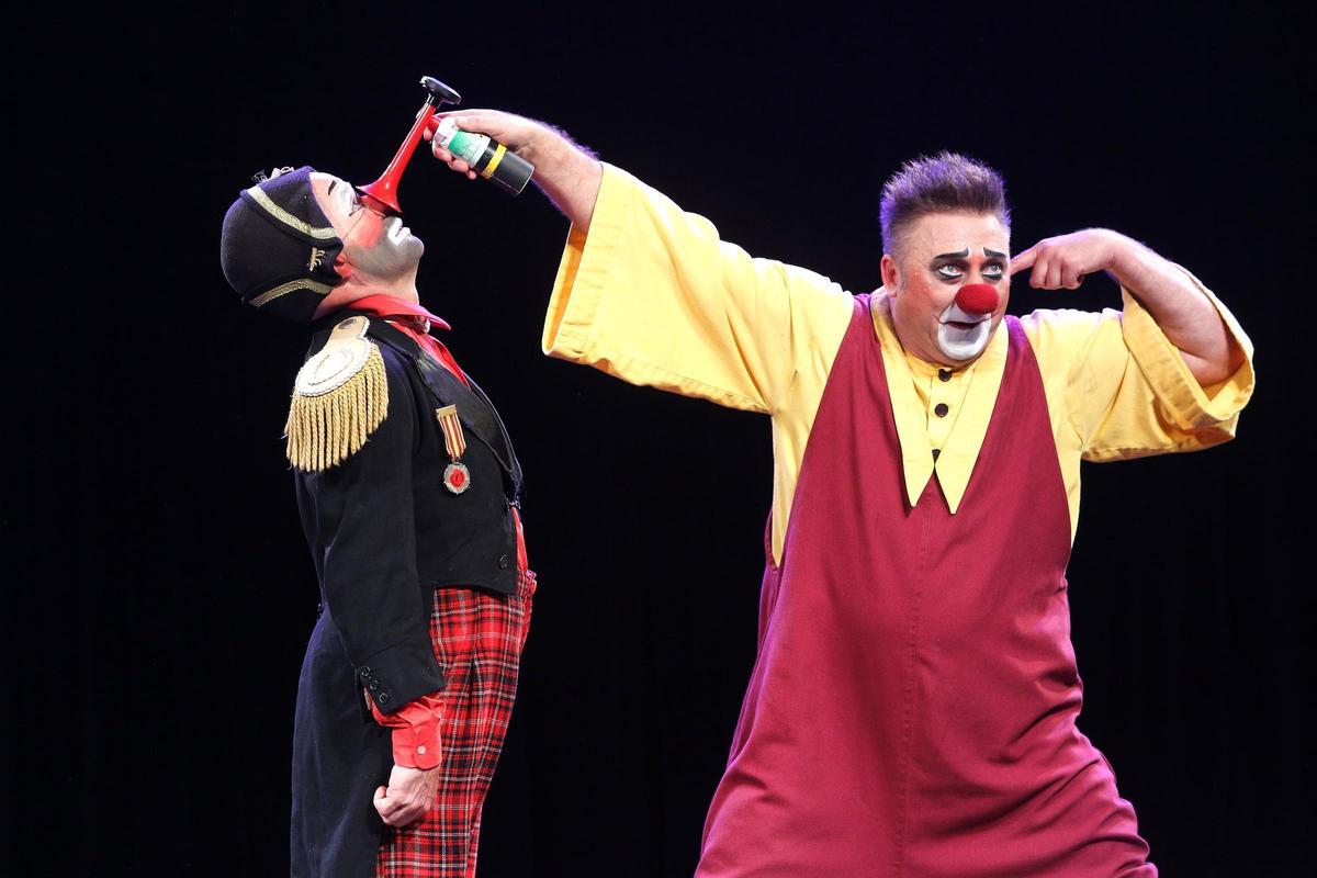 Una actuación de la Cia Pocosapiens durante el Festival Internacional de Payasos de Cornellà.