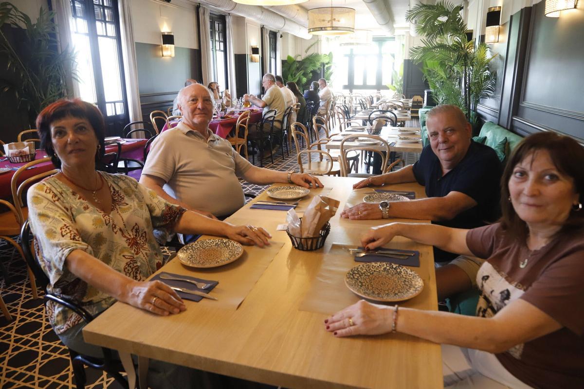 La actividad festiva impulsa las comidas en la Ribera y en los negocios próximos al recinto ferial, que también se benefician del ambiente de estos días