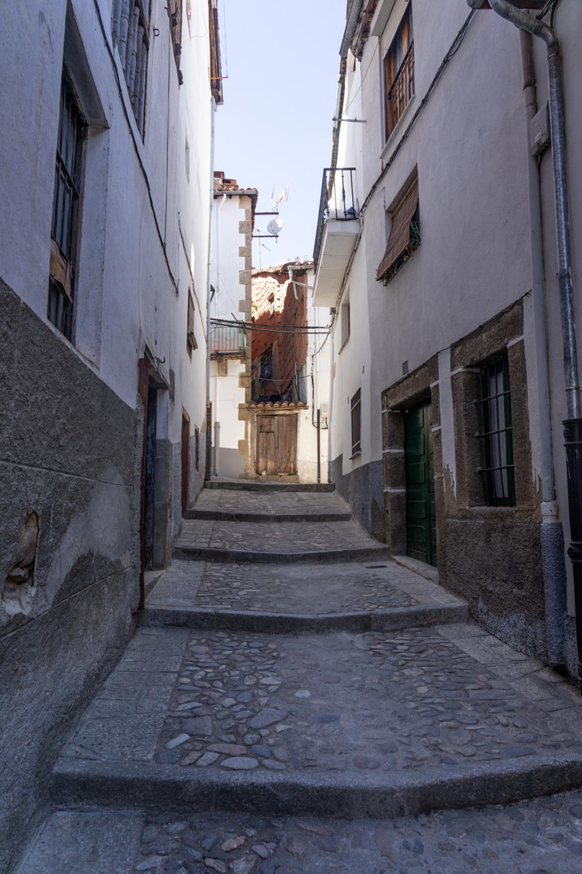 Las calles de la judería de Hervás con las típicas casas blancas de Cáceres, Extremadura.