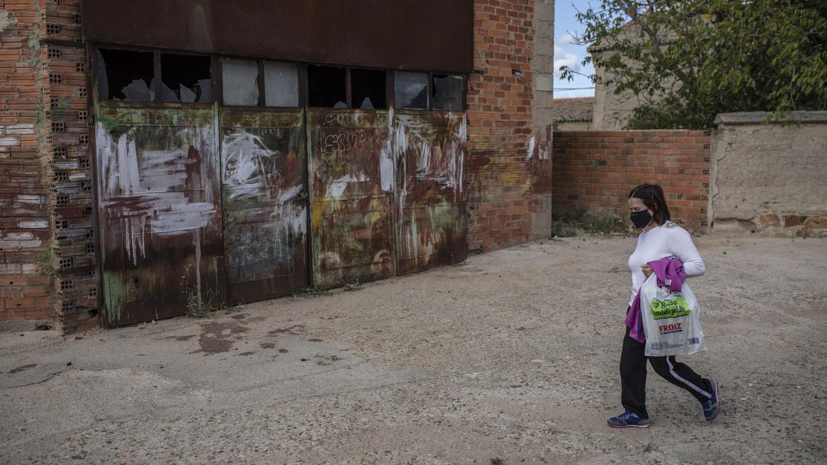 Una mujer pasea por un pueblo de Zamora.