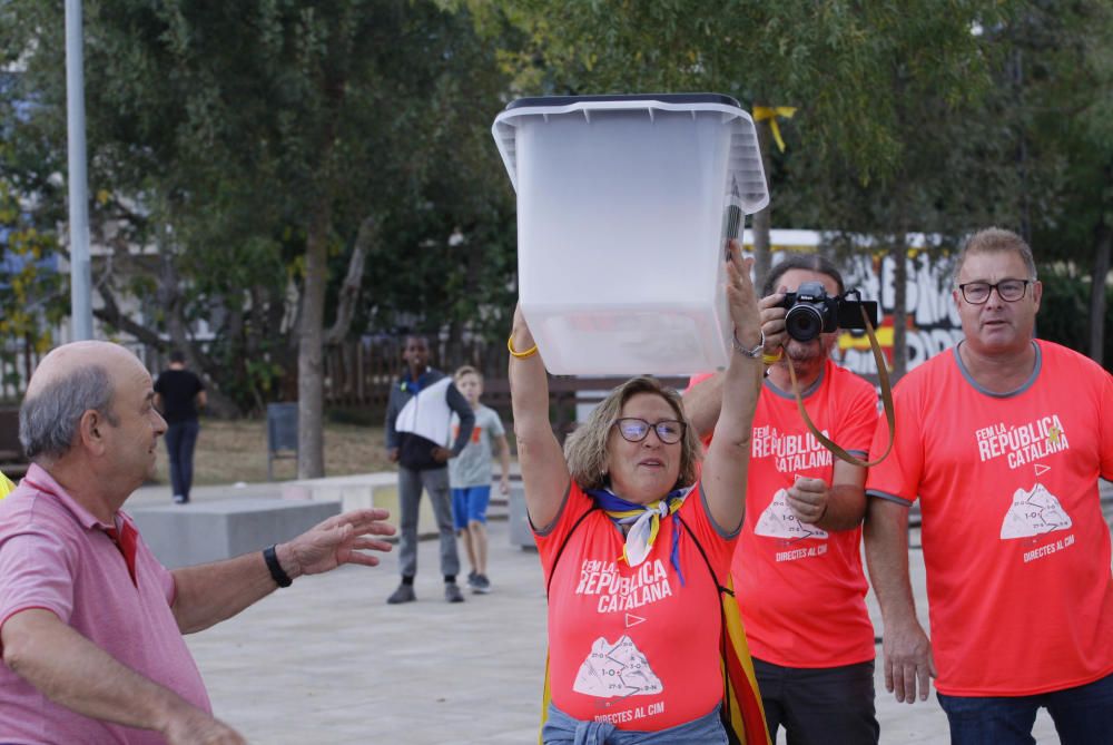 Milers de persones en la cadena humana de Sant Julià de Ramis a Aiguaviva per commemorar l'1-O