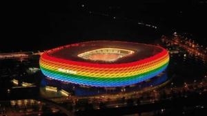 El Allianz Arena, iluminado con la bandera arcoiris