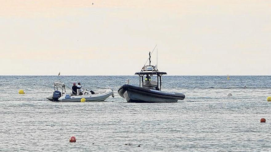 La embarcación del Govern seguía ayer en la playa de Talamanca.