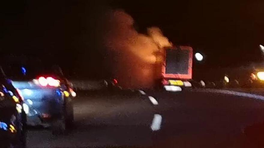 Incendio de un camión en la A-31 Elda