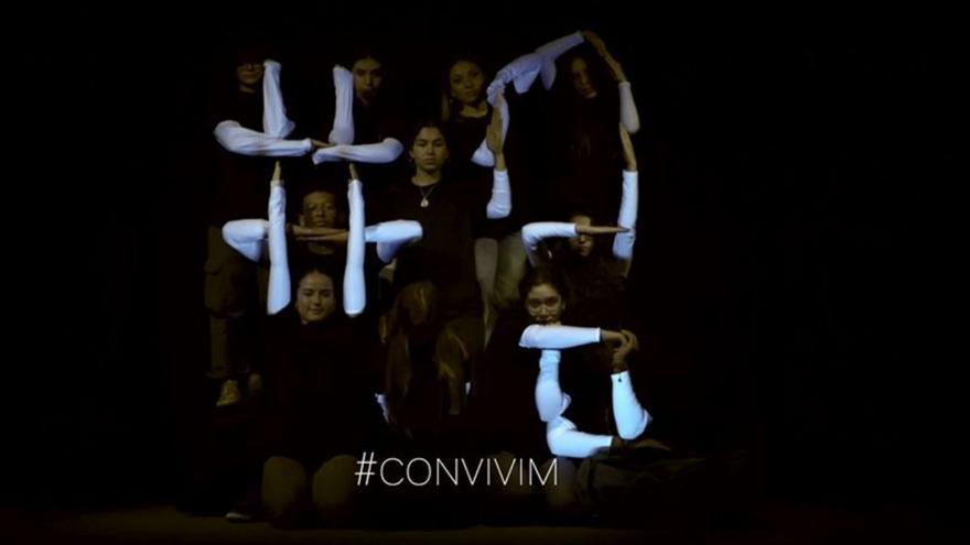 Dos fotogramas del vídeo de la campaña #Convivim, realizado por los alumnos de artes escénicas del IES Quartó de Portmany. | #CONVIVIM