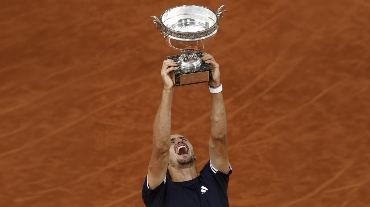 Zverev aixeca el trofeu de campió de Roland Garros, ahir a París.  | YOAN VALAT / EFE
