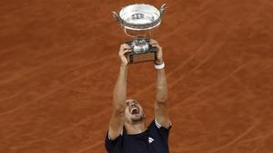 Zverev aixeca el trofeu de campió de Roland Garros, ahir a París.  | YOAN VALAT / EFE
