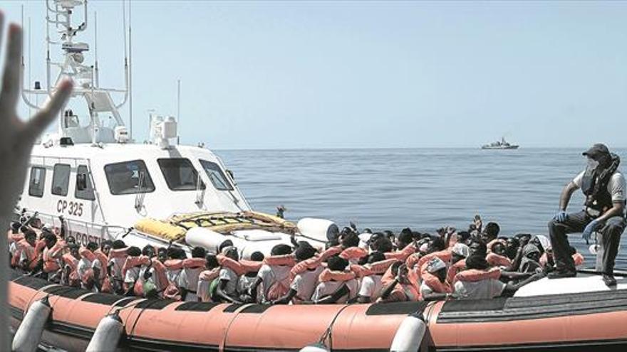 El ‘Aquarius’ navega hacia Valencia con los inmigrantes