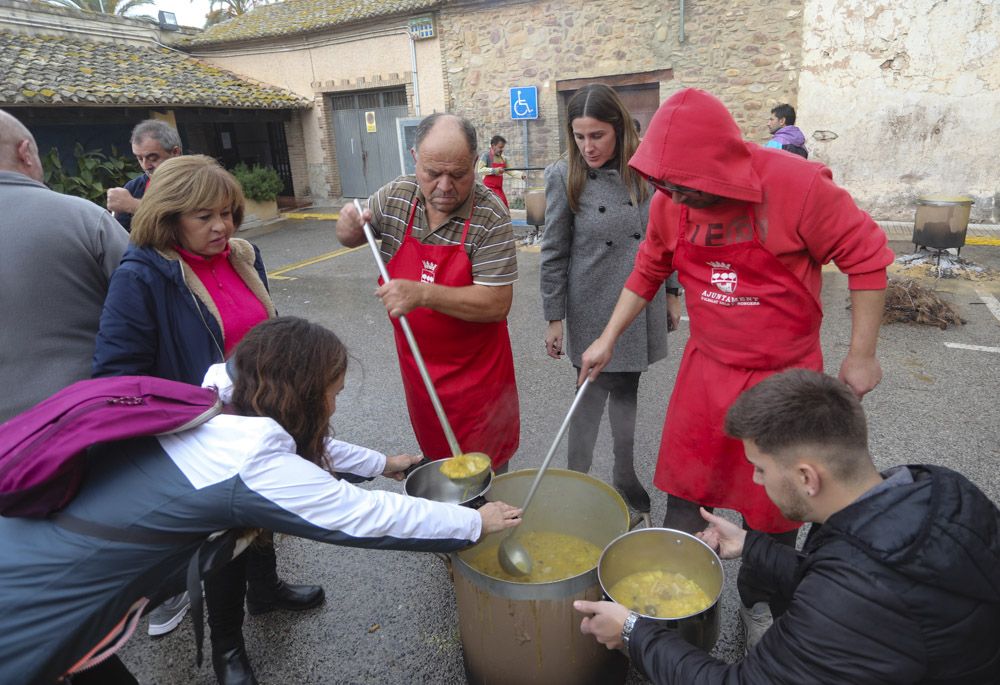 Reparto de calderas en Albalat dels Tarongers en día de su patrona.