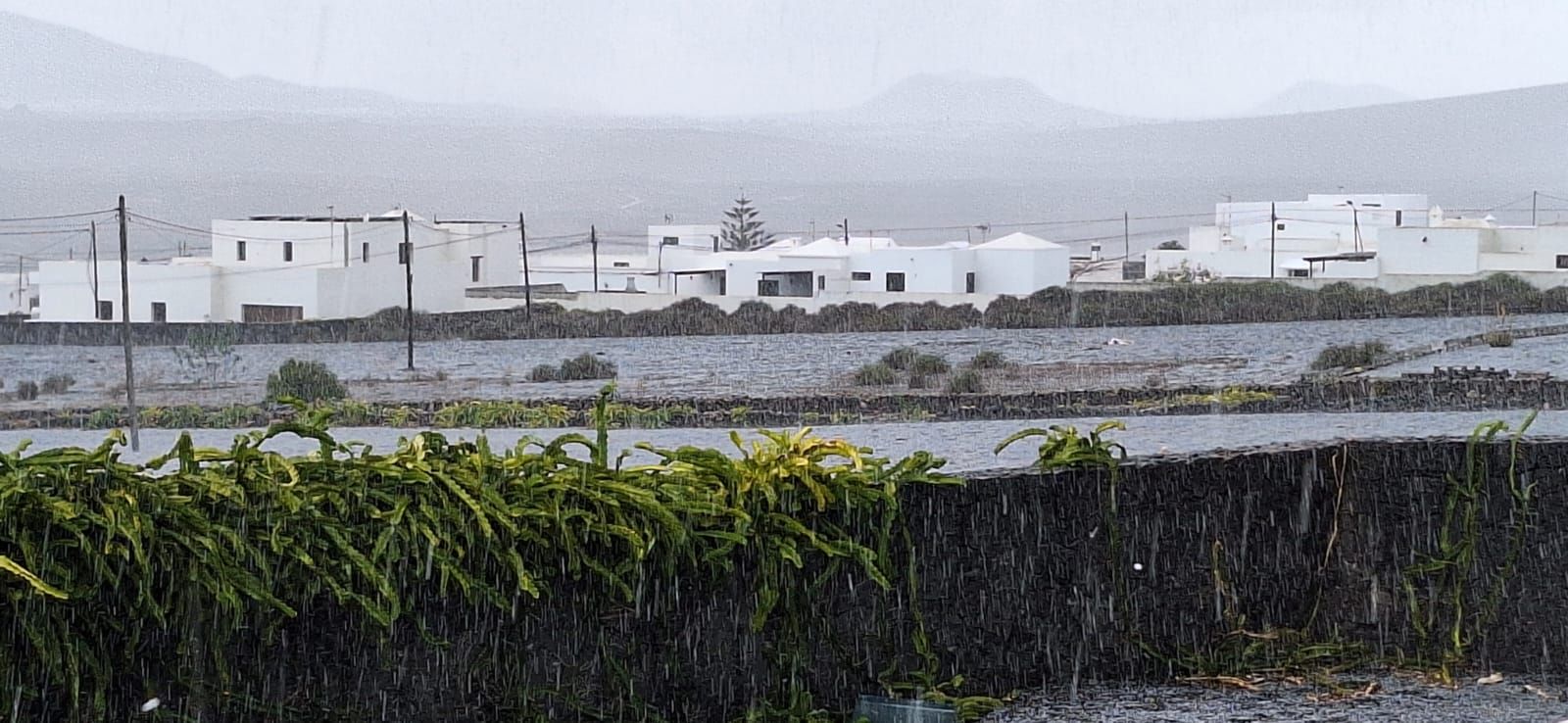 Granizo en Lanzarote y zonas anegadas por la lluvia