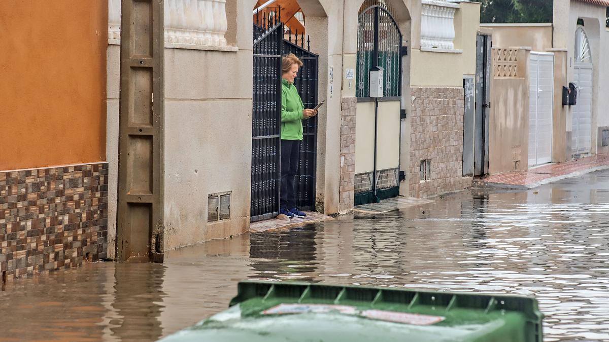 Una calle de Las Torretas anegada por el agua de lluvias torrenciales en Torrevieja