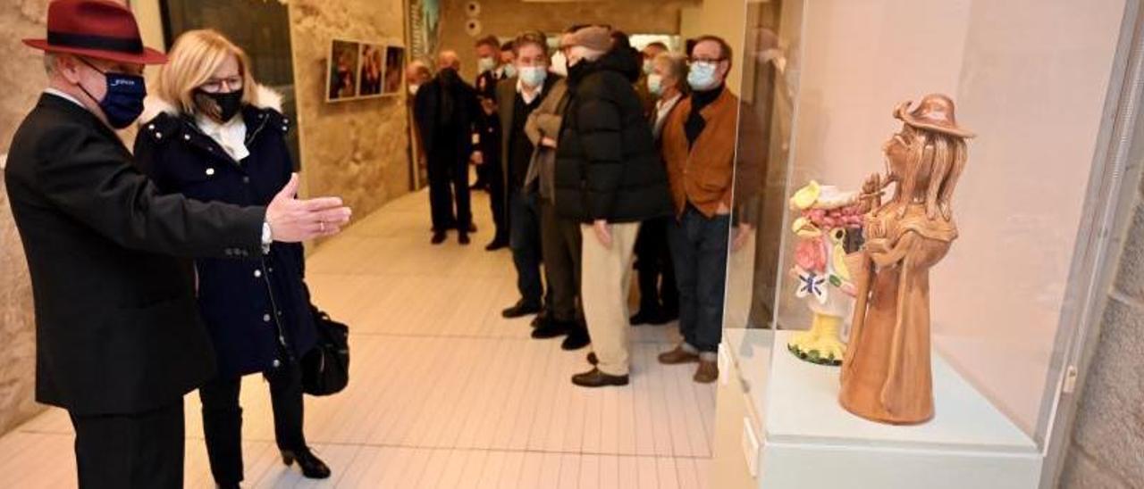 Tino Lores muestra una de las pìezas de la undécima edición de la exposición “Camiños”,  en el claustro del Edificio Sarmiento.