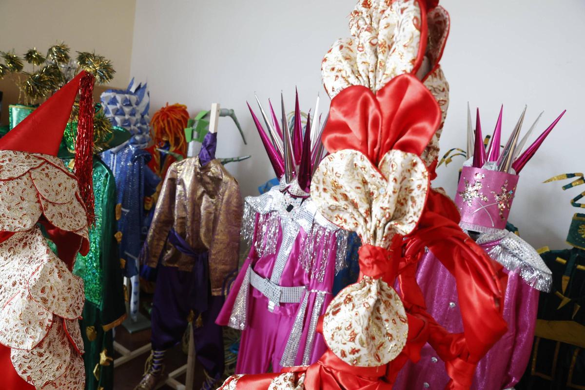 Los preparativos de la exposición de la charanga gijonesa "Los Restallones" por sus 25 años, en imágenes