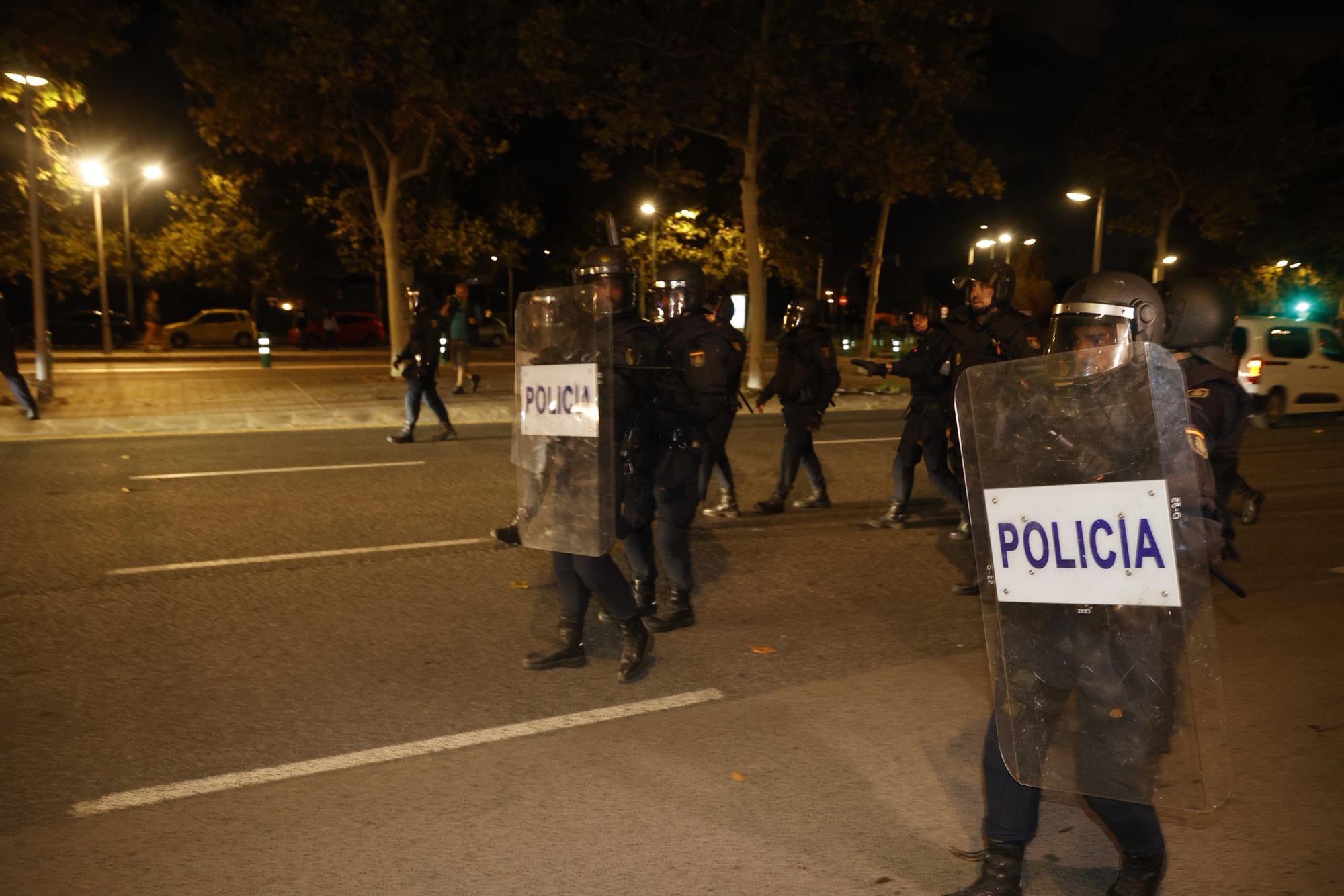 Enfrentamientos entre policía y manifestantes ante un Roig Arena blindado