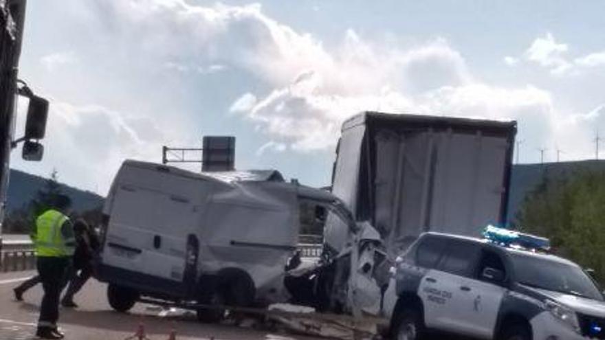 La furgoneta que colisionó con el camión en Requejo de Sanabria