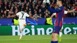 Se adelanta el Eintracht y sus aficionados encienden bengalas en la grada