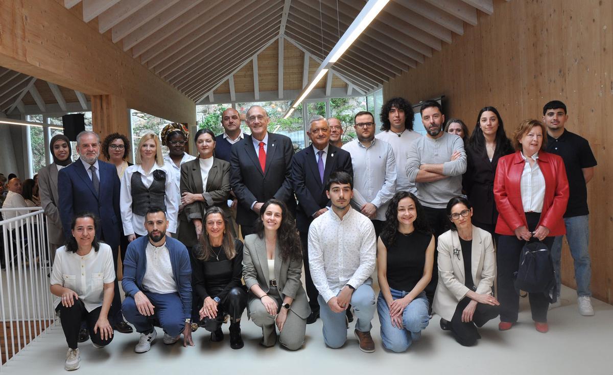 Foto de familia de todos los premiados con responsables de la UVigo y el Consello Social.
