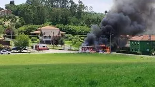 Arde un autobús en Gozón, que hacía la línea de Luanco a Avilés