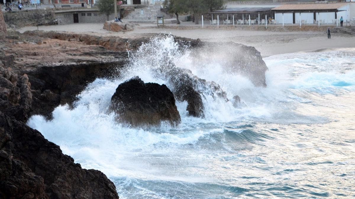 Archivo - Oleaje durante un temporal en Cala Sant Vicenç (Mallorca).