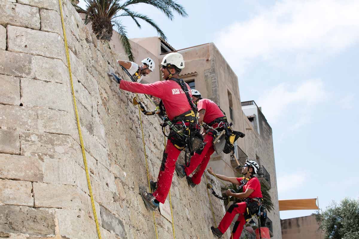 Arrancan los trabajos de limpieza de las murallas renacentistas de Ibiza