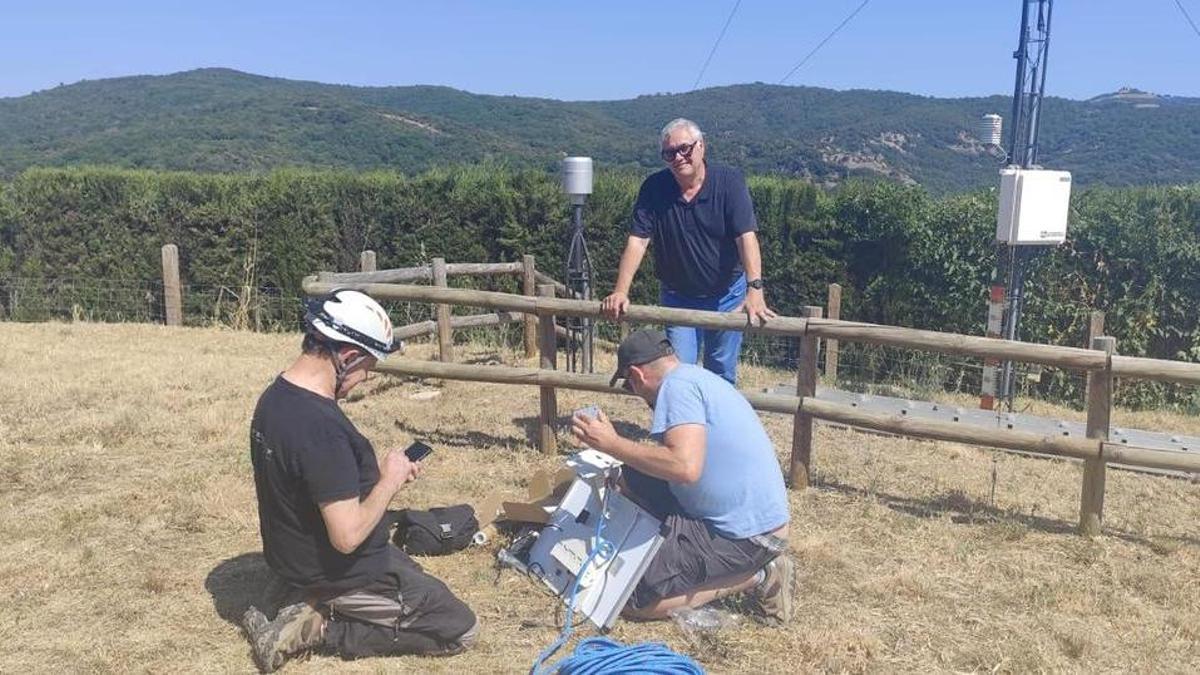 Treballs d'instal·lació del dispositiu de seguiment i control al centre de la Mata, a Mura