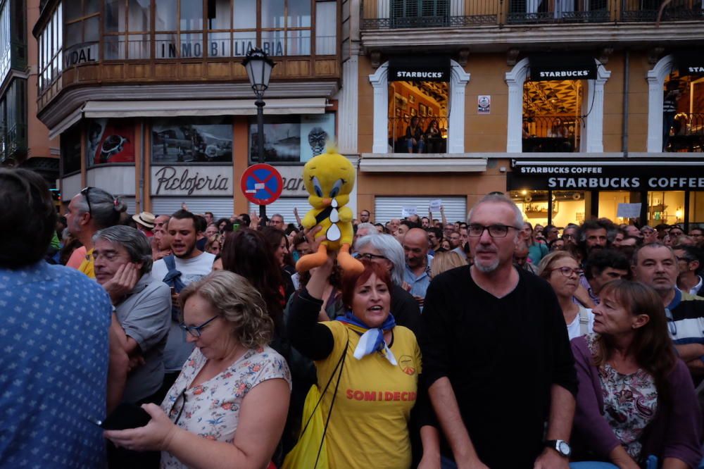 Manifestación en la plaza de Cort contra la "represión" policial en el referéndum de Cataluña