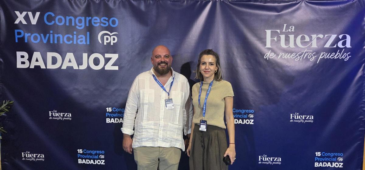 Manuel Naharro y Gema Cortés, durante el XV Congreso Provincial del PP de Badajoz.
