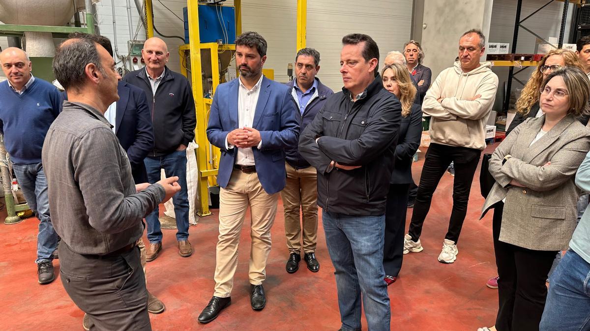 El Consejero de Medio Rural, Marcelino Marcos Líndez, atiende a las explicaciones del empresario Víctor Berdasco, junto al alcalde de Valdés, Óscar Pérez, y los miembros de la asamblea del grupo de Desarrollo Rural Valle del Ese Entrecanbos que participaron en la iniciativa.