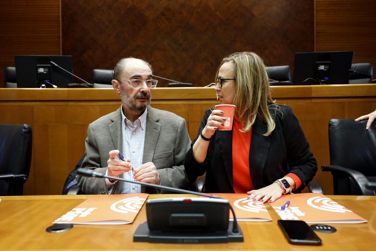 Javier Lambán y Mayte Pérez, portavoz en las Cortes y secretaria general del PSOE en Teruel, en una reunión del grupo parlamentario.