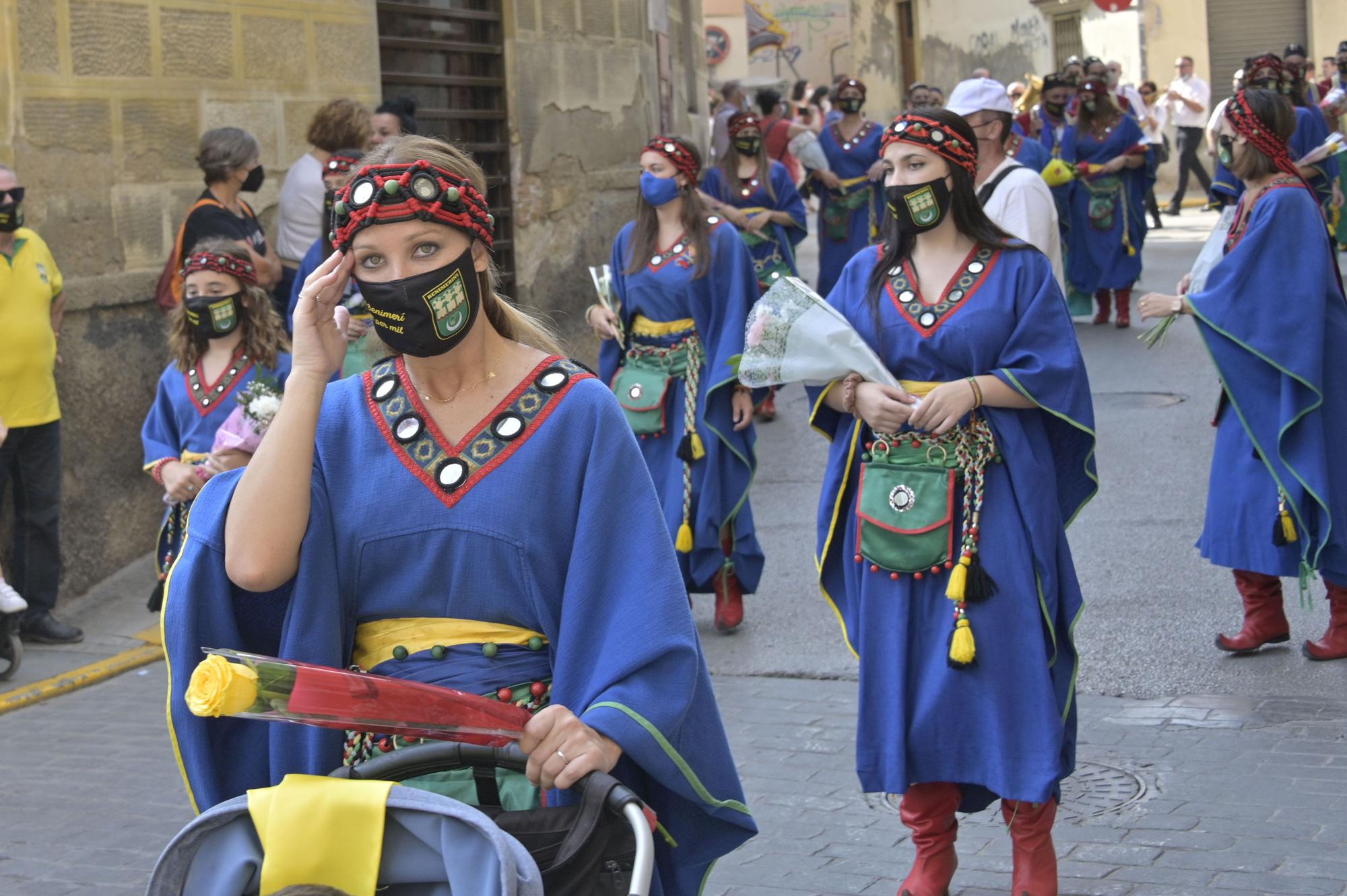 Crevillent celebra el primer desfile de Moros y Cristianos en la provincia con mascarilla