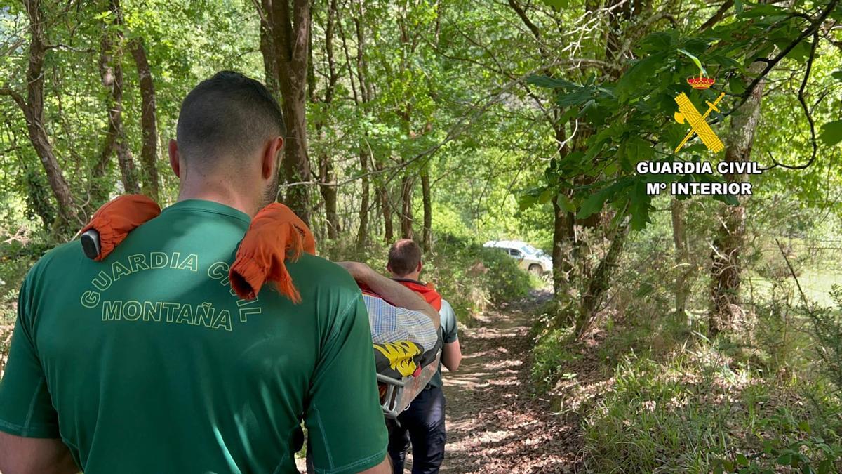 La Guardia Civil rescata a un hombre tras volcar con su quad en un monte de Parres
