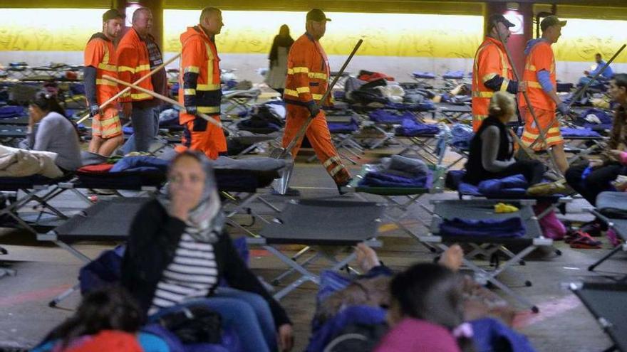 Un equipo de limpieza llega al aparcamiento de la estación de Salzburgo (Austria), área de acogida.  // Efe