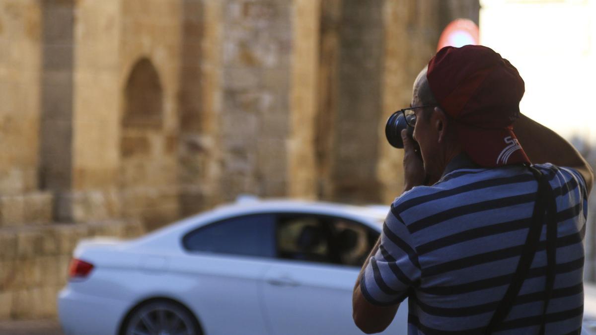 Un turista hace una fotografía.