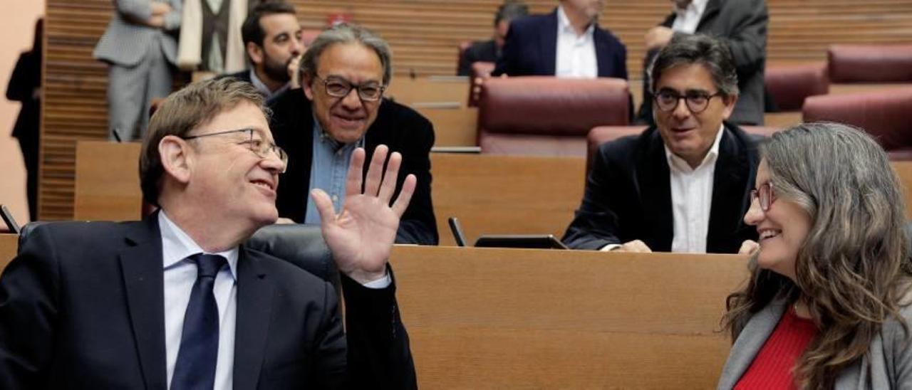 El presidente Ximo Puig junto a la vicepresidenta Mónica Oltra ayer en el pleno de las Cortes Valencianas.