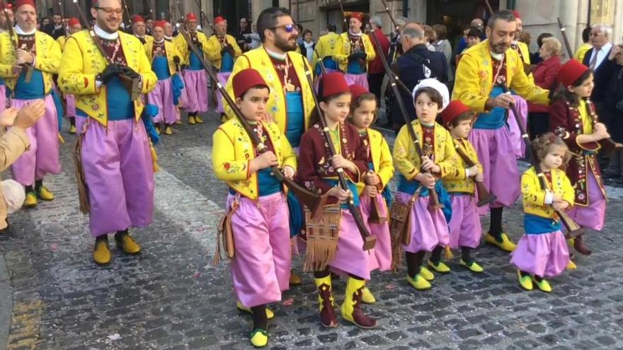 Protagonismo infantil en el inicio de la segunda jornada de los Moros y Cristianos de Alcoy