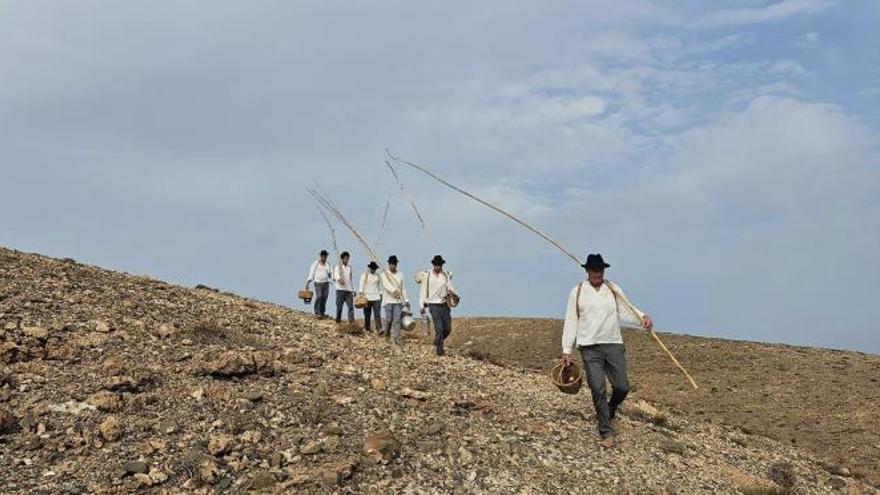 Imagen del grupo de vecinos del pueblo de Mezquez que recrean cada año la figura de los ‘mariantes’ durante su desplazamiento a la costa. | | LP/DLP